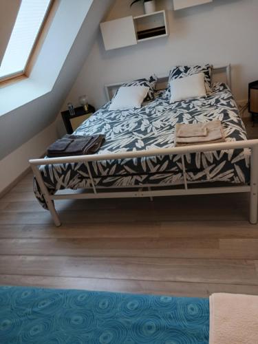 ein Schlafzimmer mit einem Bett im Dachgeschoss in der Unterkunft VILLA TARA 