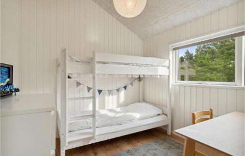 białe łóżko piętrowe w pokoju z oknem w obiekcie 4 Bedroom Stunning Home In Strandby w mieście Strandby