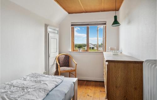 una camera con letto, scrivania e finestra di Lovely Home In Bogense With Kitchen a Bogense