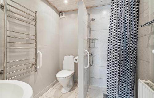 bagno bianco con servizi igienici e doccia di Lovely Home In Bogense With Kitchen a Bogense