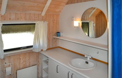 KandestederneにあるAwesome Home In Skagen With 3 Bedrooms And Saunaのバスルーム(洗面台、鏡付)