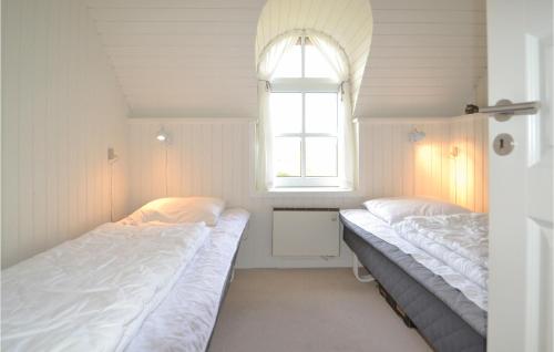 Bjerregårdにある3 Bedroom Stunning Home In Hvide Sandeのベッドルーム1室(ベッド2台、窓付)