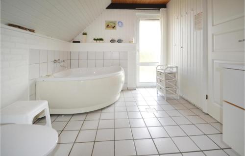 Bjerregårdにある3 Bedroom Stunning Home In Hvide Sandeの白いバスルーム(バスタブ、シンク付)