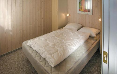 HavrvigにあるBeautiful Home In Hvide Sande With 2 Bedrooms And Wifiの白いマットレスが備わる客室のベッド1台分です。