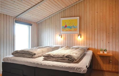 BjerregårdにあるStunning Home In Hvide Sande With Kitchenのベッドルーム1室(枕付)