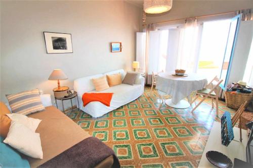 - un salon avec un canapé et une table dans l'établissement Casa Corales, à Costa Teguise