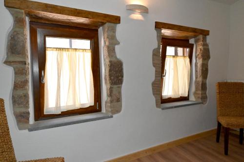 two windows on the wall of a room at Il Sogno in Acquapendente