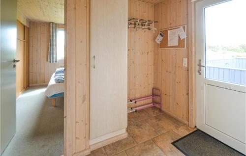 BjerregårdにあるToppeのベッドルームにつながるドア付きの部屋