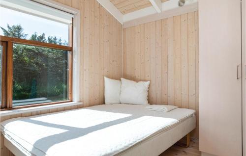 Postel nebo postele na pokoji v ubytování Beautiful Home In Hjrring With House Sea View