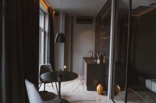 łazienka ze stołem, krzesłami i umywalką w obiekcie Apartamenty Kopernika 7 w Zielonej Górze