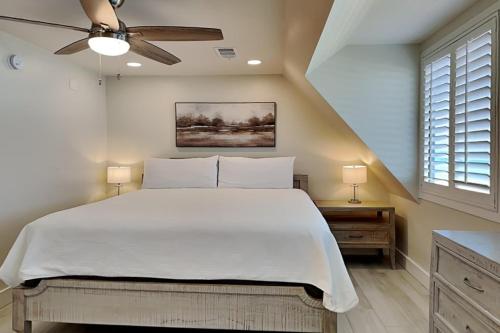um quarto com uma cama e uma ventoinha de tecto em Aegean 332 em Destin
