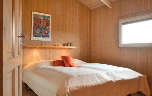 ヴィデ・サンデにある3 Bedroom Awesome Home In Hvide Sandeのベッドルーム1室(白いシーツ付きのベッド1台、窓付)