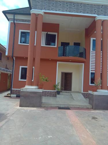 uma casa com pilares à frente em Home of peace, joy and rest em Benin City