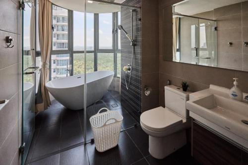 e bagno con lavandino, servizi igienici e doccia. di SG Luxury Condo.(Teega @ Puteri harbor) a Nusajaya