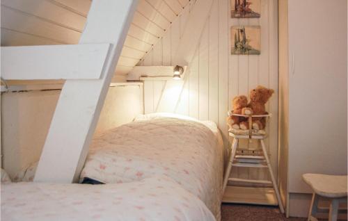 Bjerregårdにある3 Bedroom Cozy Home In Hvide Sandeのベッド1台、テディベアがはしごに乗った部屋