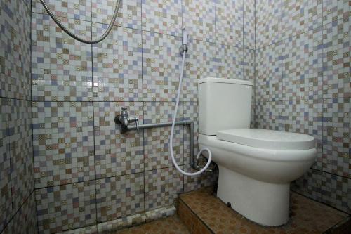 łazienka z toaletą i prysznicem w obiekcie OYO 2362 Wisma Ria w mieście Lubuklinggau