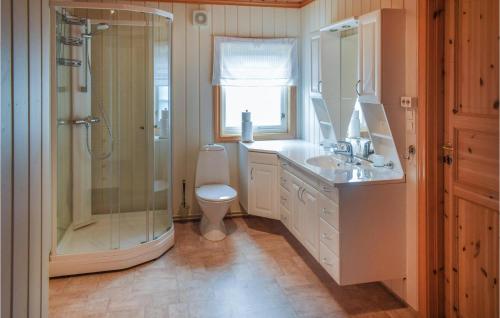 y baño con ducha, lavabo y aseo. en Amazing Home In Eggedal With Kitchen, en Eggedal