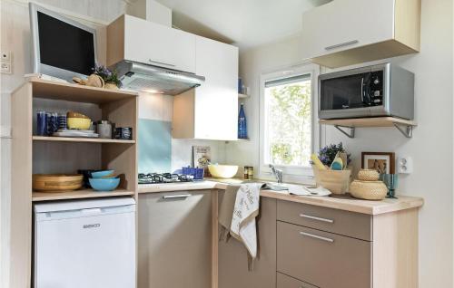 een keuken met witte kasten en een fornuis met oven bij Pet Friendly Home In Hvide Sande With Wifi in Hvide Sande