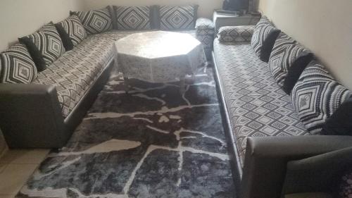 un soggiorno con divano e tavolo di Les jardins d'Ifrane a Ifrane