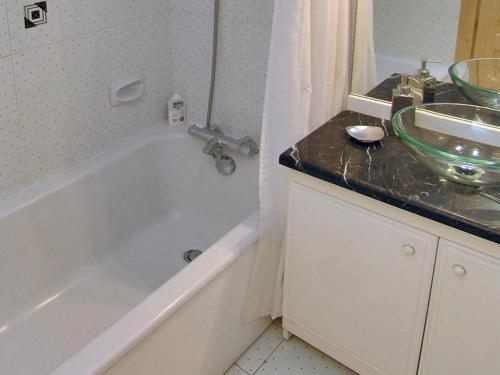 a bathroom with a bath tub and a sink at Appartement Val-d'Isère, 3 pièces, 6 personnes - FR-1-694-37 in Val-d'Isère