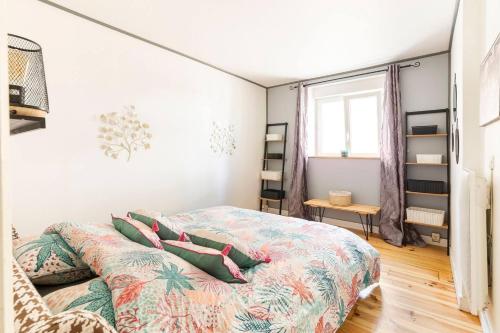 - une chambre avec un lit et une couverture colorée dans l'établissement Il était une fois à ConcarnOLoc, à Concarneau