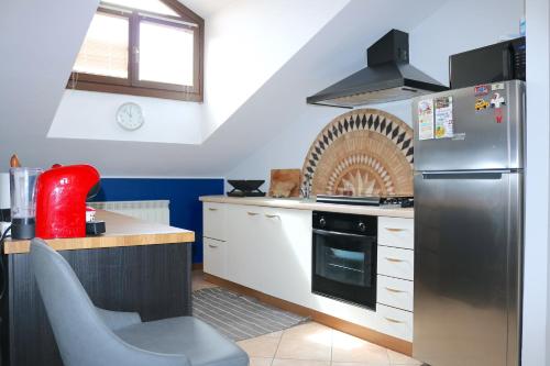 uma cozinha com um frigorífico de aço inoxidável e uma mesa em Lovely Apartment near Canal - Via Foscolo em Corsico