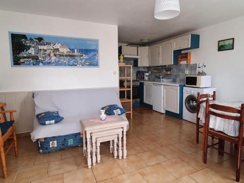 un salon avec un canapé et une table dans l'établissement Appartement RDC avec jardin proche du port, terrasse, parking privé, idéal couple/enfant, animaux OK - FR-1-418-171, au Palais