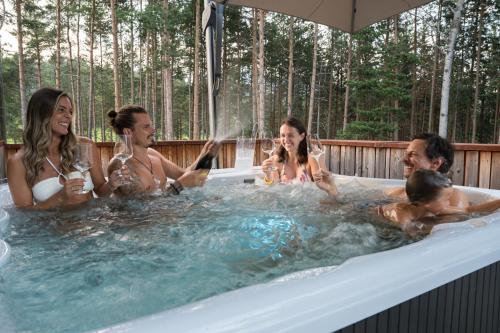 un grupo de personas en una bañera de hidromasaje en SchartnerAlm en Collalbo