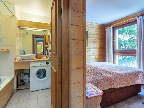 La salle de bains est pourvue d'un lit et d'un lave-linge. dans l'établissement Appartement Chaleureux avec Parking et Accès Facile aux Pistes à Val-d'Isère - FR-1-694-233, à Val dʼIsère