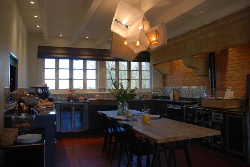 Un restaurante o sitio para comer en Domaine du Kaegy - Hébergements 5 étoiles