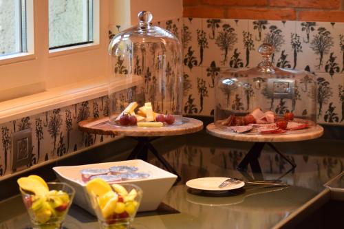 un buffet con dos platos de comida en una mesa en Domaine du Kaegy - Hébergements 5 étoiles, en Steinbrunn-le-Bas