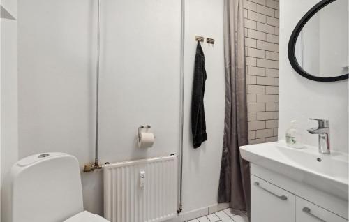 Baño blanco con aseo y lavamanos en Beautiful Apartment In Middelfart With Kitchen, en Middelfart