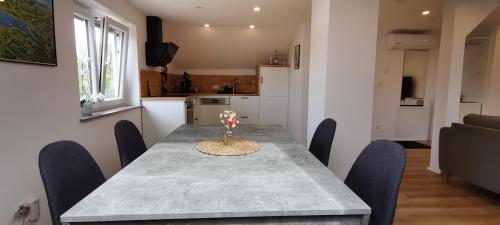 a dining room with a table and chairs and a kitchen at Ferienwohnung Rein in Oberteuringen