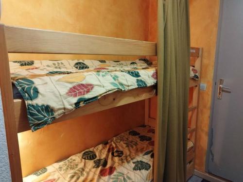 quelques lits superposés dans une chambre dans l'établissement Paradiski proche vanoise express plan peisey, à Peisey-Nancroix