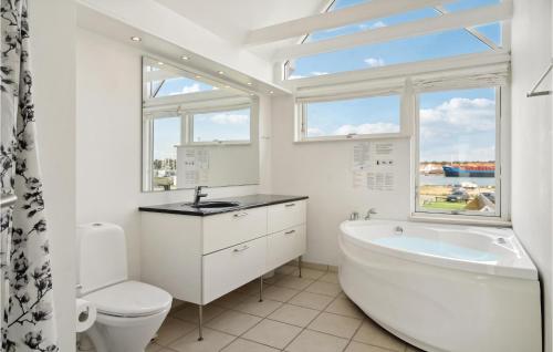 bagno con vasca, lavandino e servizi igienici di 3 Bedroom Nice Home In Assens ad Assens