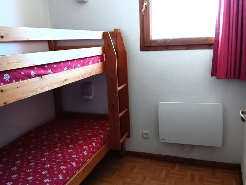 a bedroom with two bunk beds and a window at Appartement Puy-Saint-Vincent, 3 pièces, 6 personnes - FR-1-504-599 in Puy-Saint-Vincent