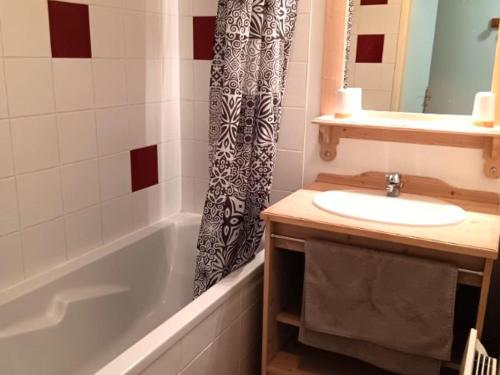 a bathroom with a sink and a tub and a shower at Appartement Puy-Saint-Vincent, 3 pièces, 6 personnes - FR-1-504-599 in Puy-Saint-Vincent