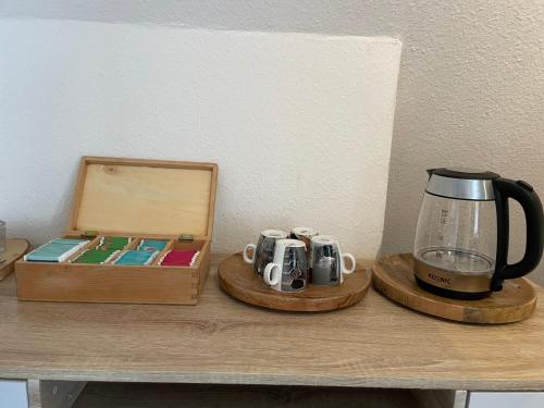 eine Kaffeemaschine und eine Schachtel auf dem Tisch in der Unterkunft Albi S - HH Airport in Hamburg