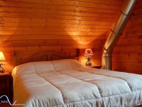 Tempat tidur dalam kamar di Chalet La Joue du Loup, 5 pièces, 10 personnes - FR-1-504-624