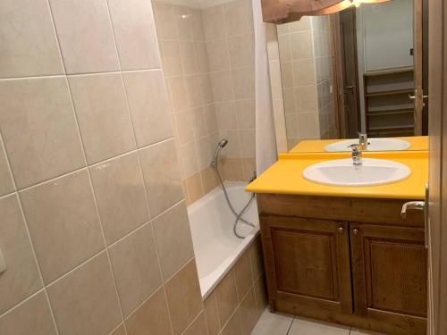 un baño con lavabo y bañera en Paradiski proche des pistes plan peisey, en Peisey-Nancroix