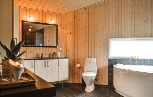 Kupatilo u objektu Beautiful Home In Hvide Sande With 4 Bedrooms, Sauna And Wifi