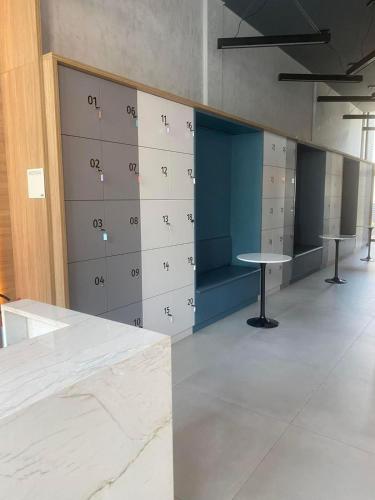 a room with lockers and a table in a room at Flat luxo em Boa Viagem Rooftop 201 in Recife