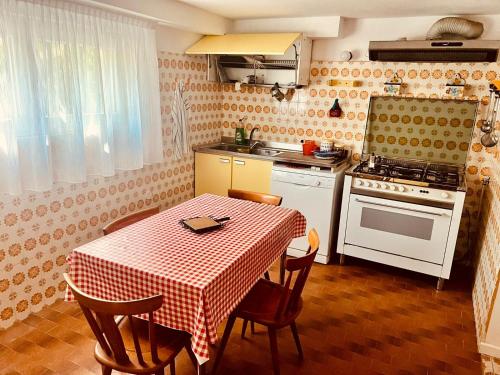 Η κουζίνα ή μικρή κουζίνα στο Spacious House Venice Lido near ferry and the sea