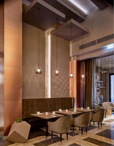 a dining room with a table and chairs at Park Plaza Nuremberg in Nürnberg