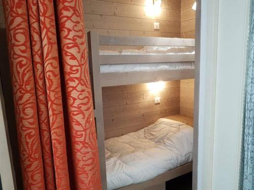 quelques lits superposés dans une chambre dans l'établissement Paradiski calme et ensoleillé plan peisey, à Peisey-Nancroix