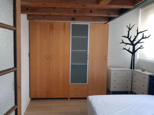 une chambre avec un lit, une commode et une fenêtre dans l'établissement bnbgônes - Le Désiré - HYPER CENTRE VILLE - METRO Hôtel de Ville à 1 mn, à Lyon
