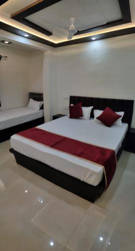 Ένα ή περισσότερα κρεβάτια σε δωμάτιο στο Hotel Goyal Palace