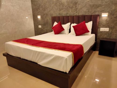 Giường trong phòng chung tại Hotel Goyal Palace