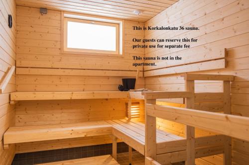 sauna z ławką wewnątrz w obiekcie Snowflake Suites IV w mieście Rovaniemi