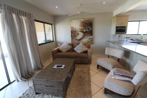 uma sala de estar com um sofá e uma mesa em Sea Breeze West 5 em Margate